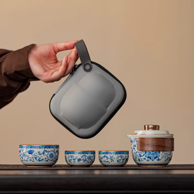 Set de ceai de călătorie din porțelan albastru-alb, cu un ceainic și trei cești, motiv lotus cu ramuri, stil chinezesc.