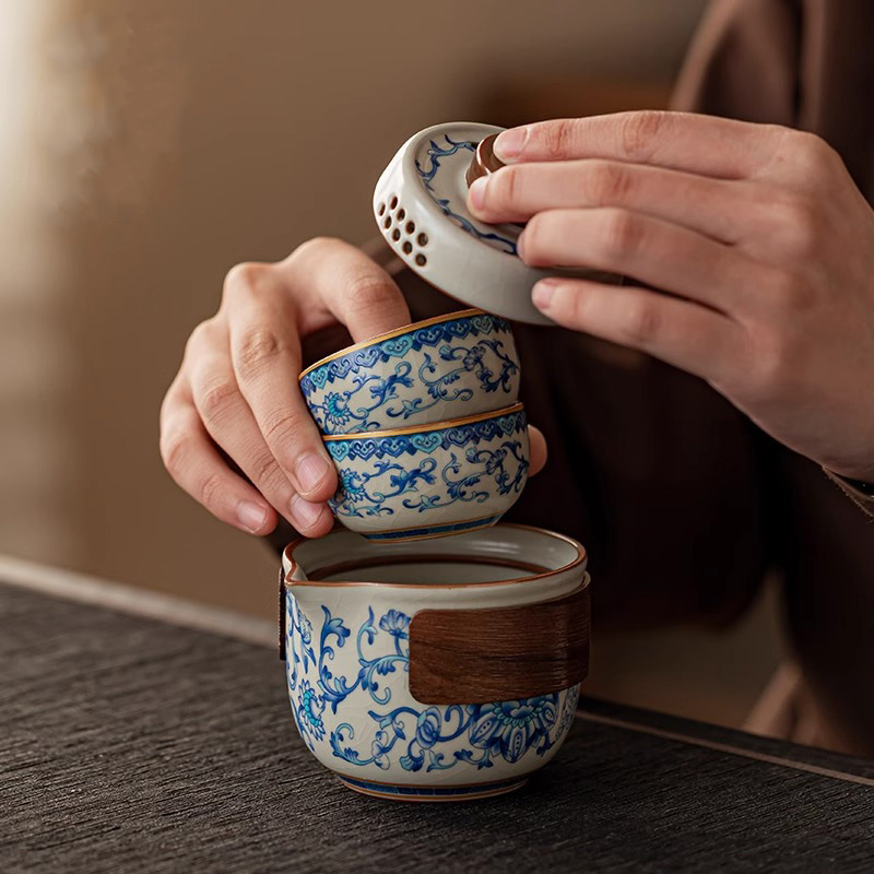Set de ceai de călătorie din porțelan albastru-alb, cu un ceainic și trei cești, motiv lotus cu ramuri, stil chinezesc.