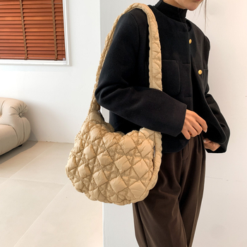Korejska oversize crossbody torbica s plisiranim dizajnom oblaka, najlon, velika veličina, zatvarač