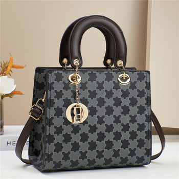 PU kožna ženska torbica - mala ručna/ crossbody torbica, srednja veličina, gradski stil, elegantna i moderna