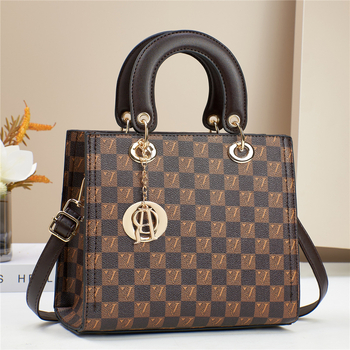 PU kožna ženska torbica - mala ručna/ crossbody torbica, srednja veličina, gradski stil, elegantna i moderna