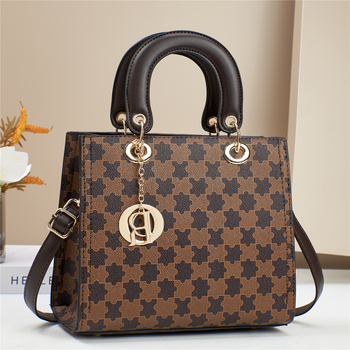 PU kožna ženska torbica - mala ručna/ crossbody torbica, srednja veličina, gradski stil, elegantna i moderna