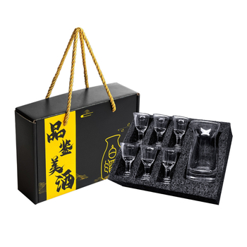 Set de pahare pentru baijiu într-o cutie cadou, cu pahare mici în formă de glonț și un decantor gradat