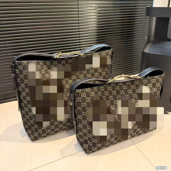 Minimalista két részből álló táskakészlet: nagy kapacitású PVC tote, két vállpánt, mindennapi használatra
