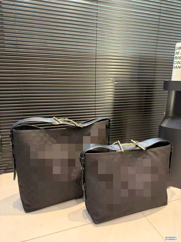 Minimalista két részből álló táskakészlet: nagy kapacitású PVC tote, két vállpánt, mindennapi használatra