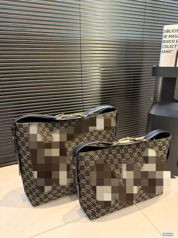 Minimalista két részből álló táskakészlet: nagy kapacitású PVC tote, két vállpánt, mindennapi használatra