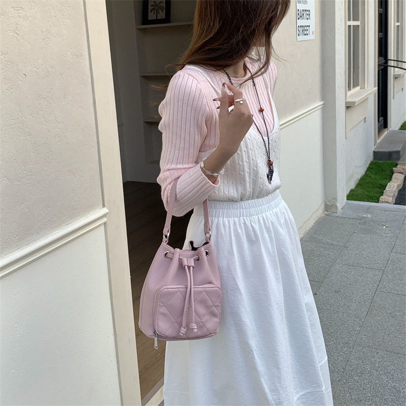 Ženska teksturirana mini bucket torbica od PU kože, kvilting uzorak, 2026 nova moda za svakodnevno nošenje, torba za ručno nošenje i crossbody