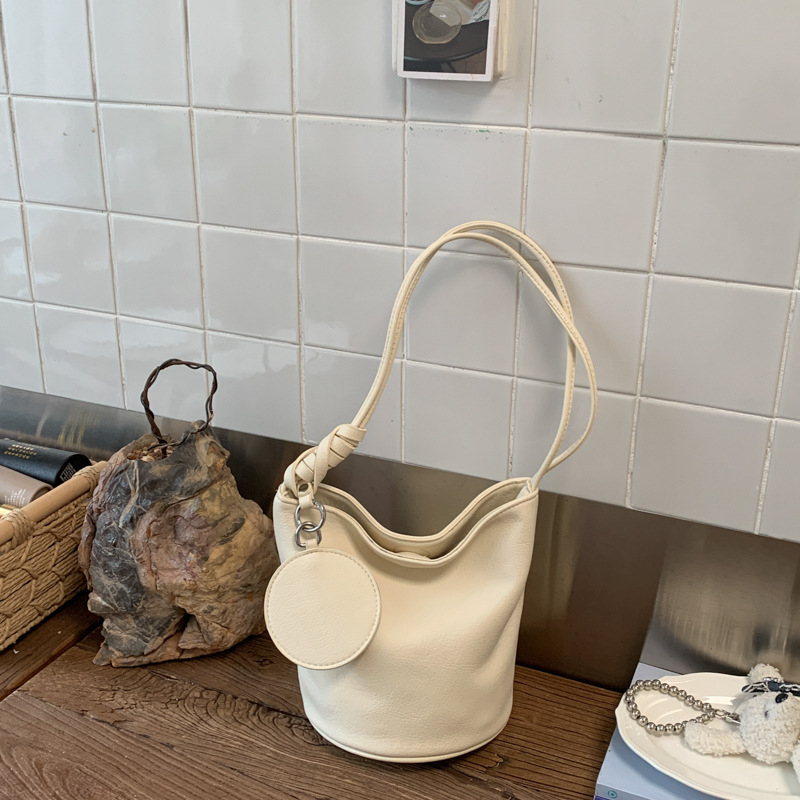 Ženska retro bucket torba za rame, model 2026, velik kapacitet, teksturiran dizajn