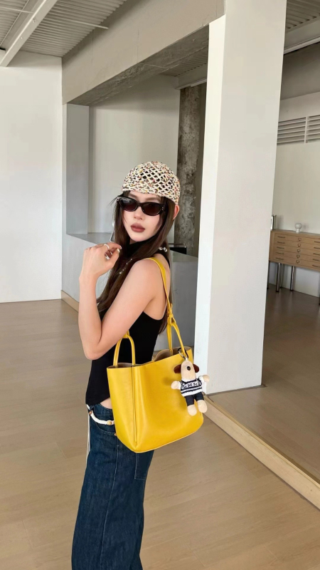 Ženska bucket torba s nišnim dizajnom, minimalistička kožna torba, jesen-zima 2025, retro urbani crossbody torba s jednim remenom