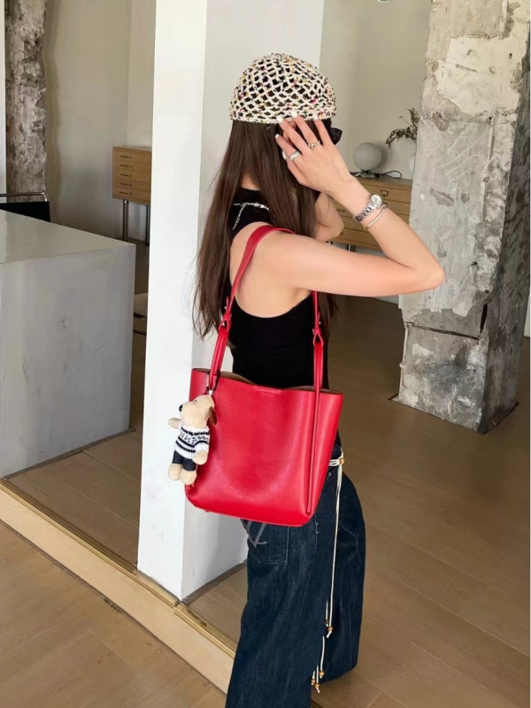 Ženska bucket torba s nišnim dizajnom, minimalistička kožna torba, jesen-zima 2025, retro urbani crossbody torba s jednim remenom