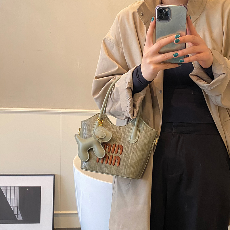 Ženska retro bucket torba, srednje veličine, PU koža, zatvarač, unutarnji džepovi (telefon, dokumenti), s jednim ramenskim remenom