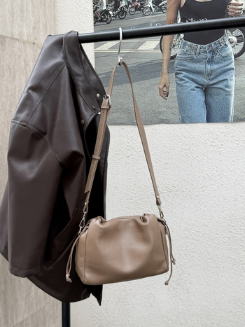 Vintage mekana kožna bucket torbica od prvog sloja kože, prirodan izgled, crossbody ženska torba