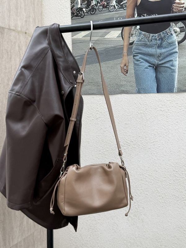 Vintage mekana kožna bucket torbica od prvog sloja kože, prirodan izgled, crossbody ženska torba