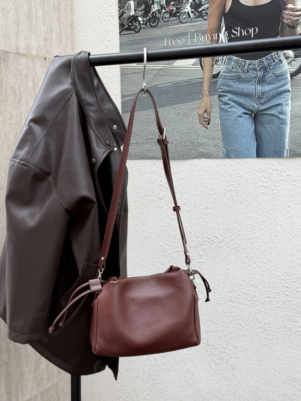 Vintage mekana kožna bucket torbica od prvog sloja kože, prirodan izgled, crossbody ženska torba