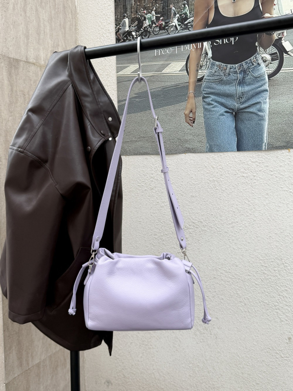 Vintage mekana kožna bucket torbica od prvog sloja kože, prirodan izgled, crossbody ženska torba