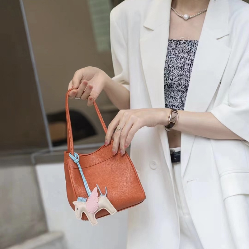 Ženska torba od kože prvog sloja teleće kože, mala košarica, prava koža, za rame i crossbody, oblik krila
