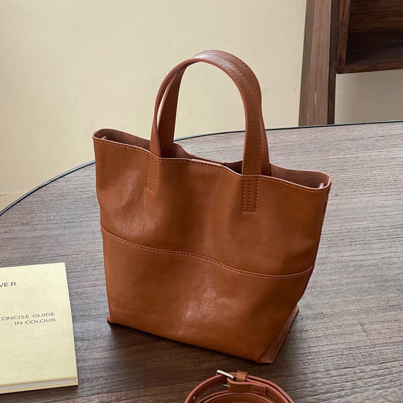 Mekana kožna tote torba, krilasti oblik, minimalistički stil, mala ženska torba za rame ili preko tijela