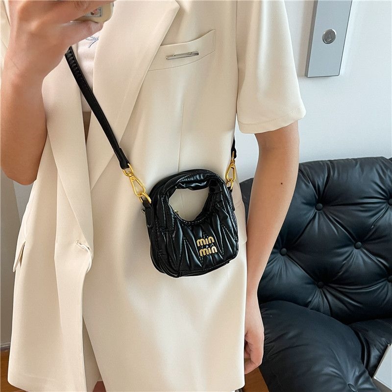Mini plisirana torbica s polumjesecem, s ramenom i crossbody remenom, oblačna tekstura, ženska torba