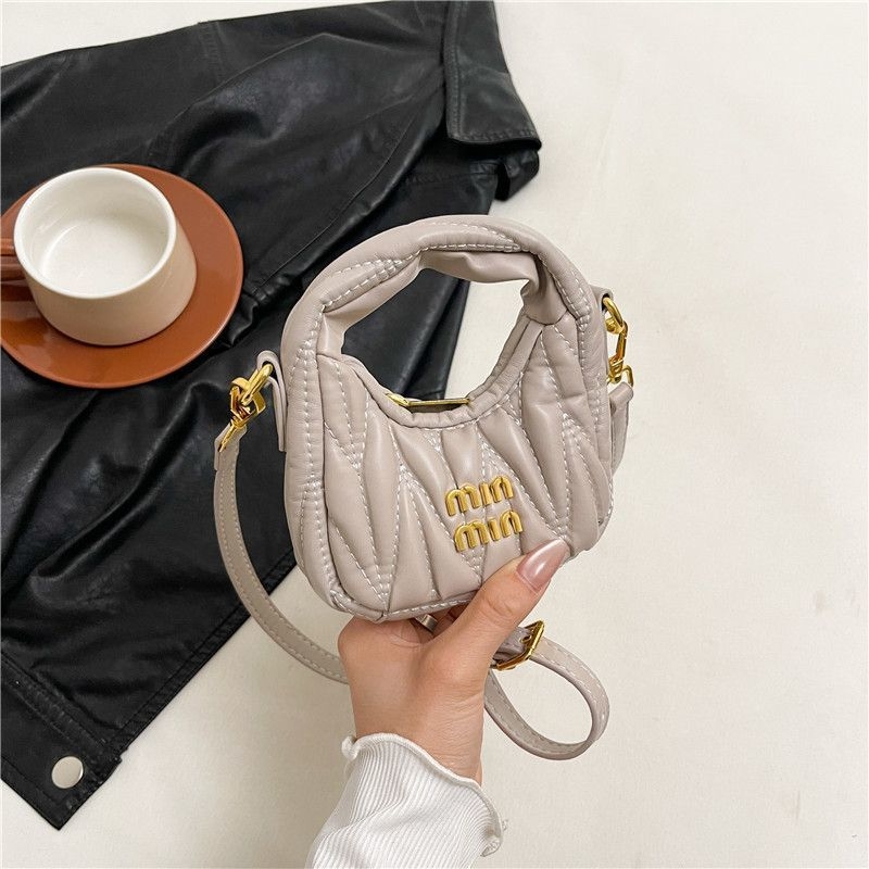 Mini plisirana torbica s polumjesecem, s ramenom i crossbody remenom, oblačna tekstura, ženska torba