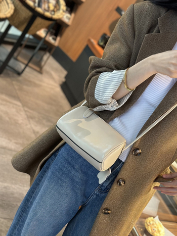 Ženska torbica od prave kože, crossbody, mini kvadratna torbica u stilu jastuka, s mekom teksturom, s jednom naramenicom, proljeće–ljeto 2024