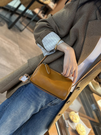 Ženska torbica od prave kože, crossbody, mini kvadratna torbica u stilu jastuka, s mekom teksturom, s jednom naramenicom, proljeće–ljeto 2024