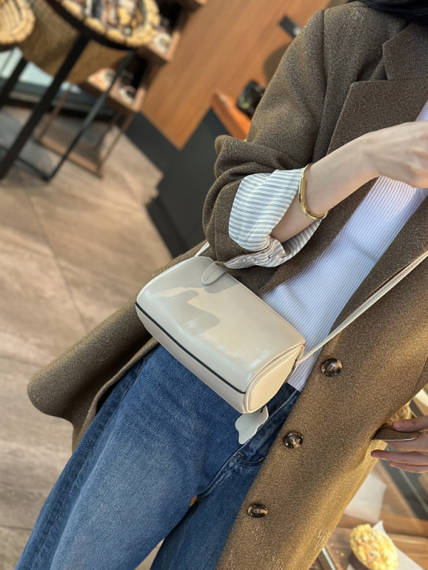 Ženska torbica od prave kože, crossbody, mini kvadratna torbica u stilu jastuka, s mekom teksturom, s jednom naramenicom, proljeće–ljeto 2024