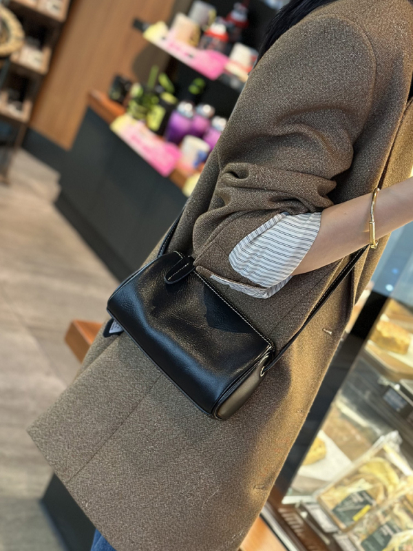 Ženska torbica od prave kože, crossbody, mini kvadratna torbica u stilu jastuka, s mekom teksturom, s jednom naramenicom, proljeće–ljeto 2024