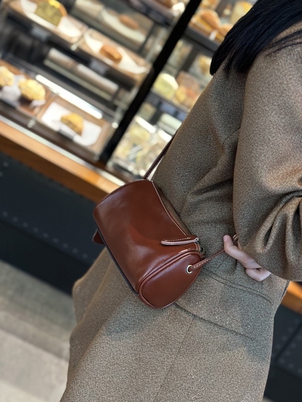 Ženska torbica od prave kože, crossbody, mini kvadratna torbica u stilu jastuka, s mekom teksturom, s jednom naramenicom, proljeće–ljeto 2024