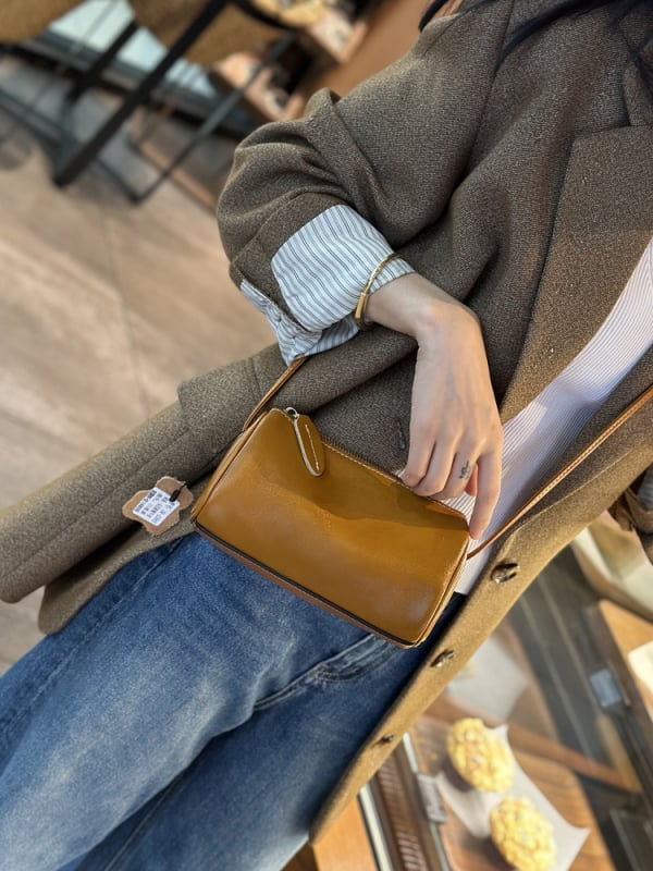 Ženska torbica od prave kože, crossbody, mini kvadratna torbica u stilu jastuka, s mekom teksturom, s jednom naramenicom, proljeće–ljeto 2024