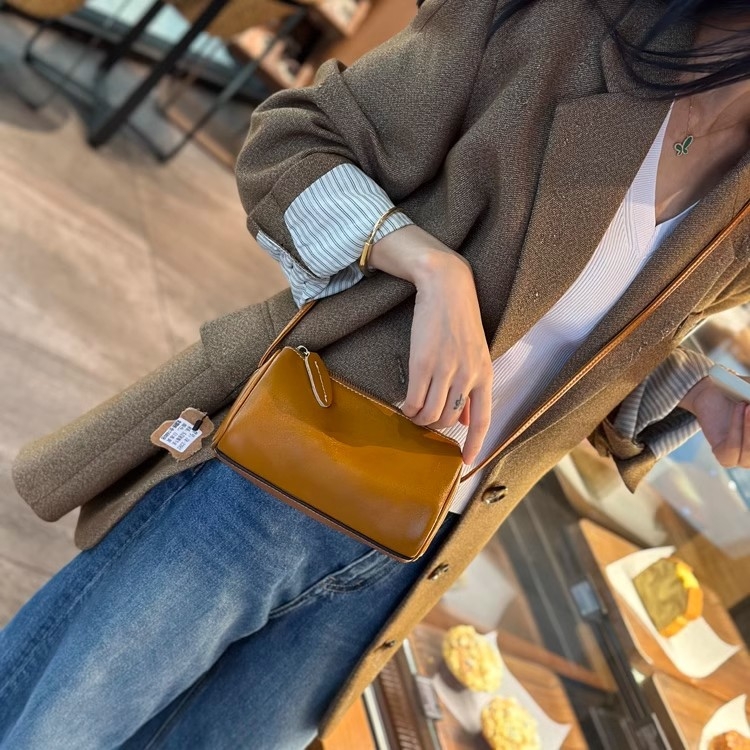 Ženska torbica od prave kože, crossbody, mini kvadratna torbica u stilu jastuka, s mekom teksturom, s jednom naramenicom, proljeće–ljeto 2024