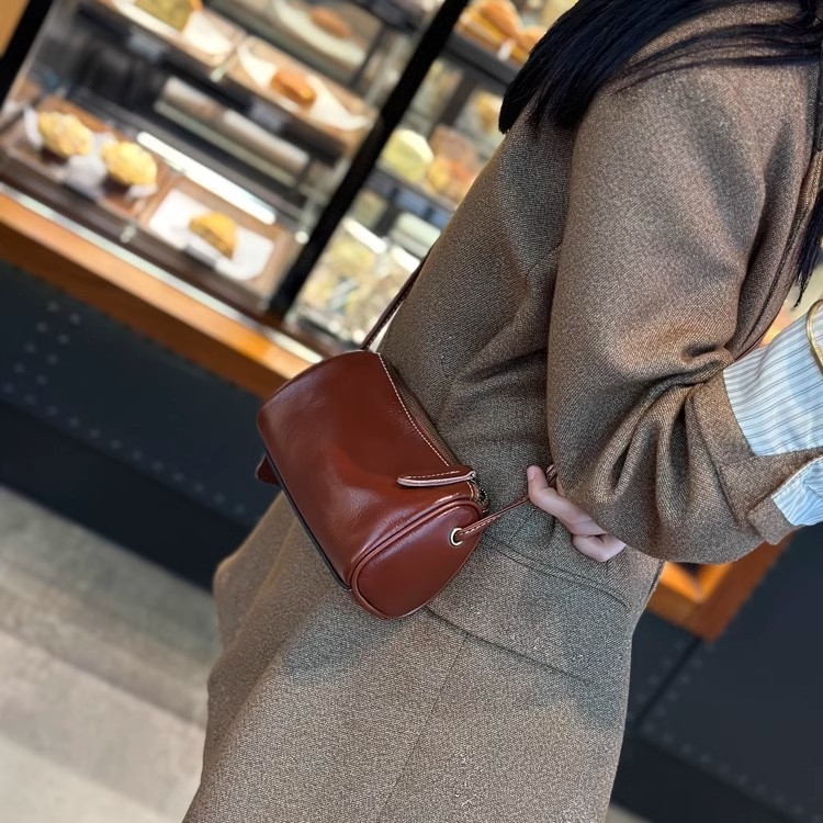 Ženska torbica od prave kože, crossbody, mini kvadratna torbica u stilu jastuka, s mekom teksturom, s jednom naramenicom, proljeće–ljeto 2024