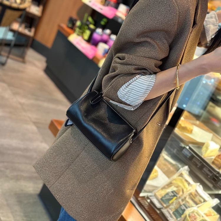 Ženska torbica od prave kože, crossbody, mini kvadratna torbica u stilu jastuka, s mekom teksturom, s jednom naramenicom, proljeće–ljeto 2024