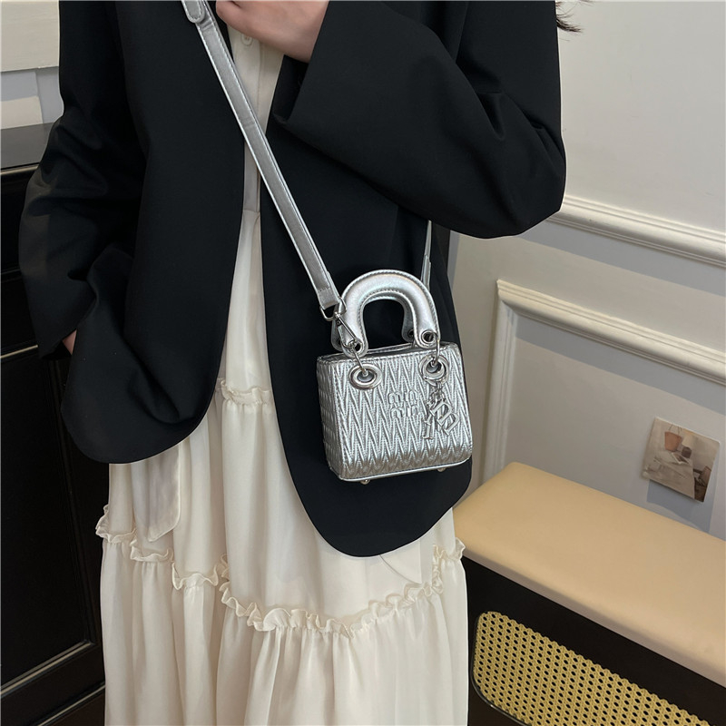 Mala ženska torbica s plisiranim dizajnom, preko ramena ili crossbody
