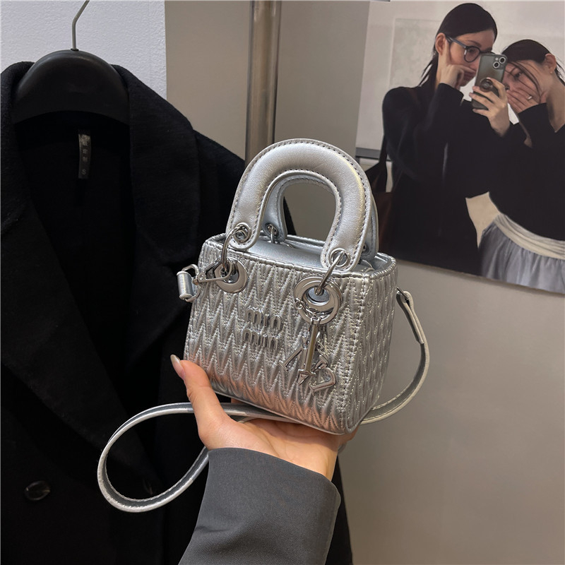 Mala ženska torbica s plisiranim dizajnom, preko ramena ili crossbody