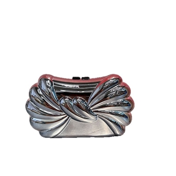 Akrilna torbica s sjajnim metalnim dizajnom i oblikom krila, personalizirana kutijasta torba inspirirana motociklima, mala veličina, nosiva ručno ili preko ramena.