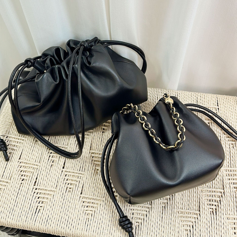 Cloud Bag első réteg marhabőrből húzózsinóros, kis méretű női bőrtáska, crossbody