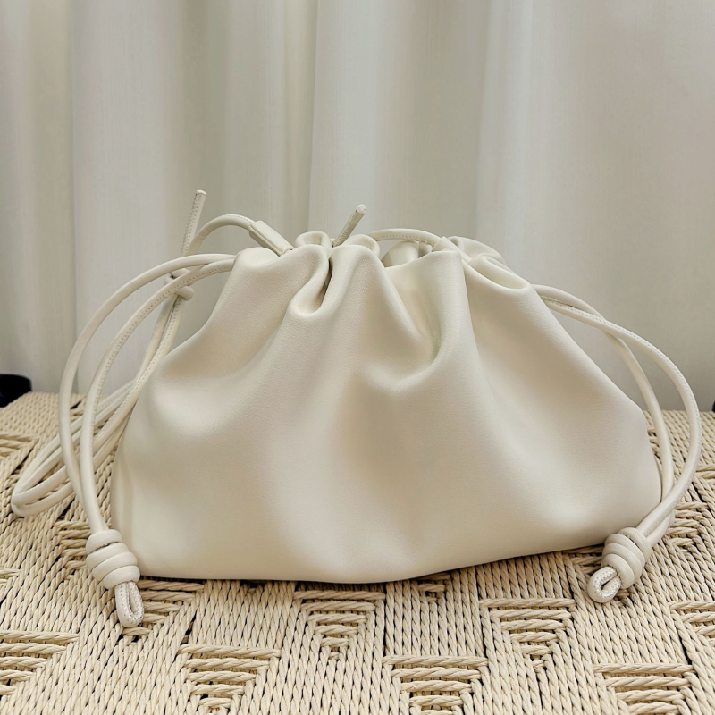 Cloud Bag első réteg marhabőrből húzózsinóros, kis méretű női bőrtáska, crossbody