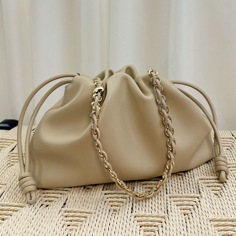 Cloud Bag első réteg marhabőrből húzózsinóros, kis méretű női bőrtáska, crossbody