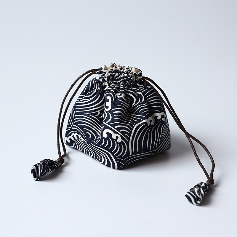 Sac de depozitare pentru set de ceai din material textil gros, bleumarin, pentru ceașcă ceramică și ceainic, închidere cu șnur, portabil.