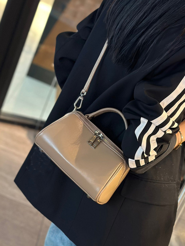 Ženska torbica od prave kože Boston Pillow, novi model 2024, gradski minimalistički stil, za rame ili crossbody, mala kvadratna torba
