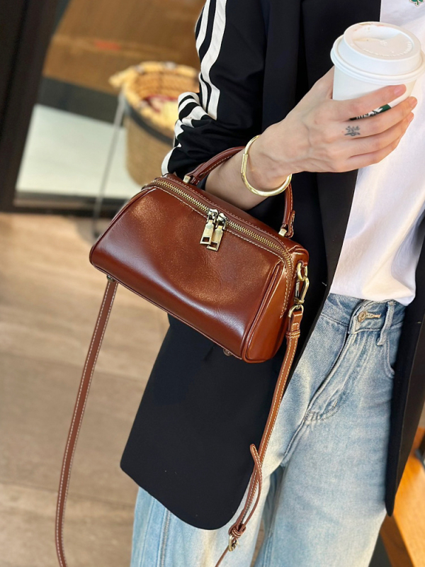 Ženska torbica od prave kože Boston Pillow, novi model 2024, gradski minimalistički stil, za rame ili crossbody, mala kvadratna torba