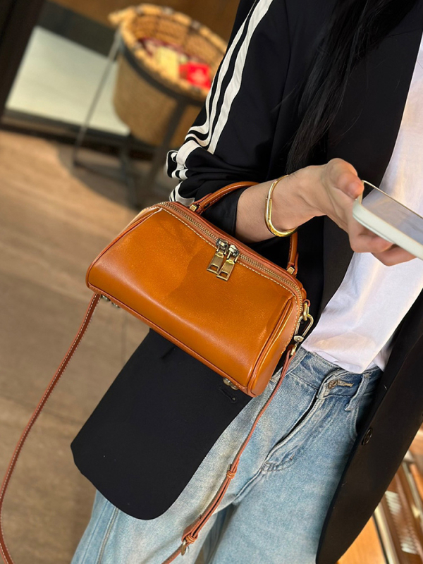 Ženska torbica od prave kože Boston Pillow, novi model 2024, gradski minimalistički stil, za rame ili crossbody, mala kvadratna torba