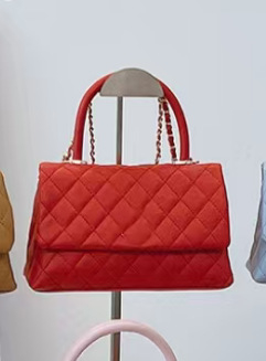 Kviltirana PU torbica za rame, elegantan luksuzan dojam, srednje veličine, ženstven stil, za svakodnevnu upotrebu, nošena na ramenu ili crossbody.