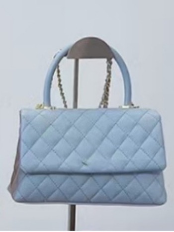 Kviltirana PU torbica za rame, elegantan luksuzan dojam, srednje veličine, ženstven stil, za svakodnevnu upotrebu, nošena na ramenu ili crossbody.