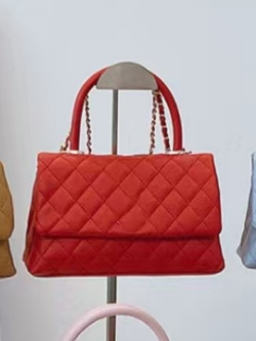 Kviltirana PU torbica za rame, elegantan luksuzan dojam, srednje veličine, ženstven stil, za svakodnevnu upotrebu, nošena na ramenu ili crossbody.
