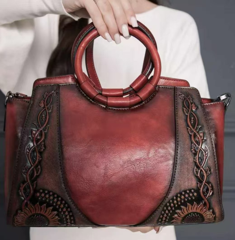 Ženska torbica na ramenu u umjetničko-retro uličnoj eleganciji s reljefnim cvjetnim motívima, svakodnevna upotreba