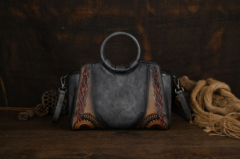 Ženska torbica na ramenu u umjetničko-retro uličnoj eleganciji s reljefnim cvjetnim motívima, svakodnevna upotreba