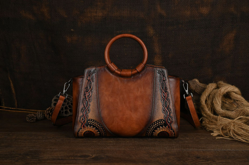Ženska torbica na ramenu u umjetničko-retro uličnoj eleganciji s reljefnim cvjetnim motívima, svakodnevna upotreba
