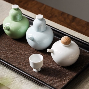 Set de vin ceramic minimalist cu decantor înalt și pahare mici