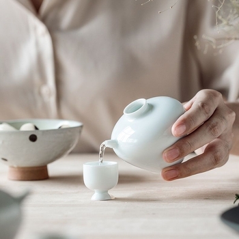 Set de vin ceramic minimalist cu decantor înalt și pahare mici